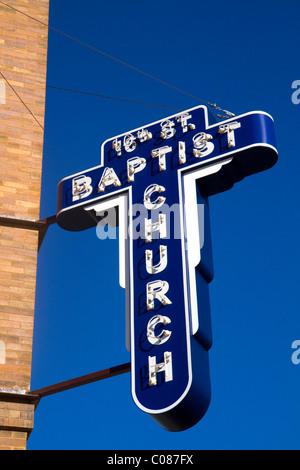 Neon signe pour l'Église baptiste situé à Birmingham, Alabama, USA. Banque D'Images