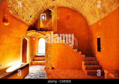 Vue intérieure de l'une des salles du monastère Arkadi il, probablement l'ancien réfectoire. La préfecture de Rethymnon, Crète, Grèce Banque D'Images