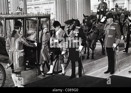 Sa Majesté la Reine arrivant au Palais de Buckingham après le Mariage de la princesse Anne et de Mark Phillips en 14/11/73 Prince Philip Banque D'Images