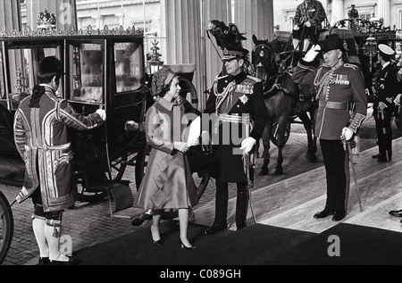 Sa Majesté la Reine arrivant au Palais de Buckingham après le mariage de la princesse Anne et de Mark Phillips en 14/11/73 le prince Philip.Photo de DAVE BAGNALL Banque D'Images