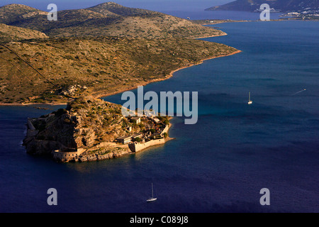 Vue panoramique de l'île de Spinalonga et son château, ancienne léproserie, dans la baie de Mirabello, préfecture de Lassithi, Crète, Grèce Banque D'Images