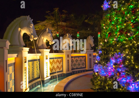 Arbre de Noël et l'éclairage et les décorations dans le village de Gulfstream Park à Hallandale, Floride, USA Banque D'Images