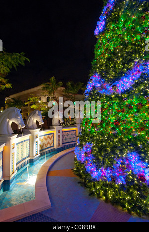 Arbre de Noël et l'éclairage et les décorations dans le village de Gulfstream Park à Hallandale, Floride, USA Banque D'Images