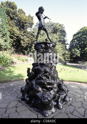 Sculpture de statue en bronze Peter Pan dans les jardins de Kensington Londres commandée par J M Barrie réalisée par Sir George Frampton un bâtiment classé Angleterre Royaume-Uni Banque D'Images