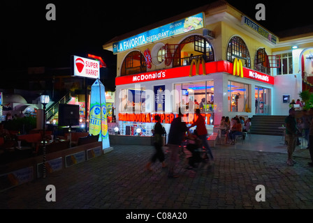 Le McDonalds local au centre-ville de Naama Bay (près de Charm el-Cheikh), péninsule du Sinaï, en Égypte. Banque D'Images