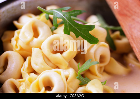 Tortellini et la crème dans une casserole Banque D'Images