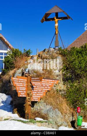 Sculpture de Jésus sur la croix au sommet d'un rocher dans le centre-ville de Todtmoos, Forêt-Noire, Bade-Wurtemberg, Allemagne. Banque D'Images