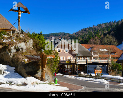 Sculpture de Jésus sur la croix au sommet d'un rocher dans le centre-ville de Todtmoos, Forêt-Noire, Bade-Wurtemberg, Allemagne. Banque D'Images