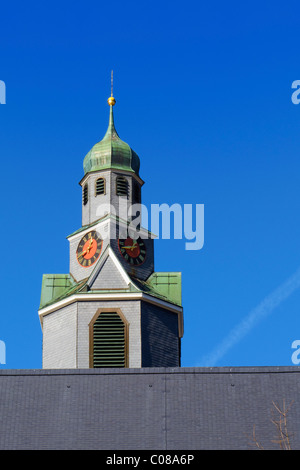 La tour de l'horloge de l'église principale dans la petite ville de Todtmoos, Forêt-Noire, Bade-Wurtemberg, Allemagne. Banque D'Images