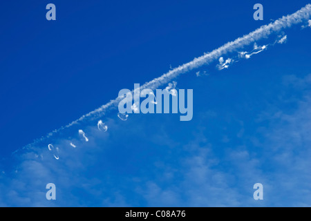 La piste d'un avion à réaction dans le ciel d'hiver bleu au-dessus de la Forêt-Noire, Bade-Wurtemberg, Allemagne. Banque D'Images