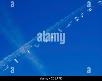 La piste d'un avion à réaction dans le ciel d'hiver bleu au-dessus de la Forêt-Noire, Bade-Wurtemberg, Allemagne. Banque D'Images