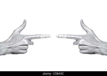 La main de l'homme avec l'index dans une peinture argentée isolé sur fond blanc Banque D'Images