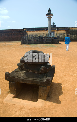 L'Inde, Mangalore, Karkala. Temple Jains. Accueil de la célèbre statue de pierre monolithique de Lord Gomateshwara. Banque D'Images