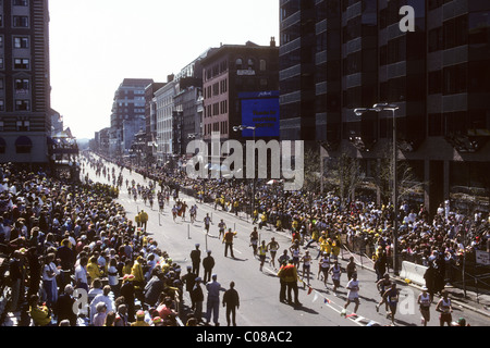 Finishers sur Boyleston Street au Marathon de Boston 1990. Banque D'Images