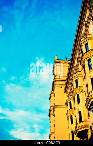 Mur de l'ancienne habitation contre le ciel bleu Banque D'Images