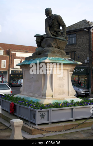 Bury St Edmunds, Suffolk. Mémorial de l'Afrique du Sud (Guerre des Boers) 1899-1902, la sculpture par Arthur G. Walker. Banque D'Images