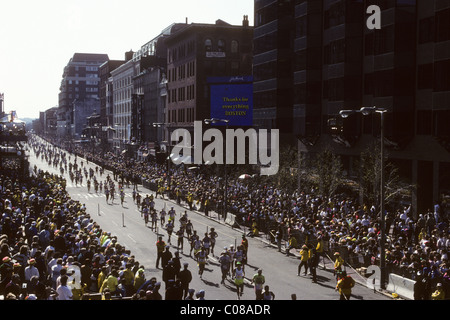 Finishers sur Boyleston Street au Marathon de Boston 1990. Banque D'Images