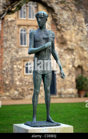 La statue de St Edmund par Dame Elisabeth Frink a été mise en service en 1974 qui se tient à l'extérieur de la cathédrale de Bury St Edmunds Banque D'Images