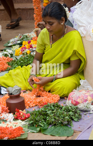 L'Inde, Goa. Temple Hindou Mahalsa. Offres de fleurs pour la fête du temple. Banque D'Images