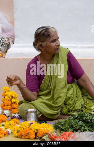 L'Inde, Goa. Temple Hindou Mahalsa. Offres de fleurs pour la fête du temple. Banque D'Images