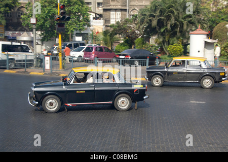 L'Inde, l'État du Maharashtra, Mumbai (Bombay). Ancien indien typique Fiat taxi. Banque D'Images