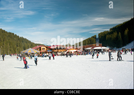 Skieurs et planchistes à la station de ski de Bansko en Bulgarie. Banque D'Images