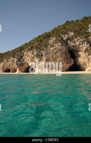L'eau claire et grottes de Cala Luna beach, près de Cala Gonone, Sardaigne, Italie Banque D'Images