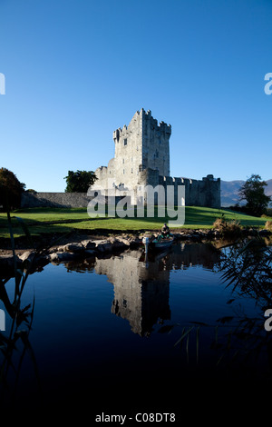 15ème siècle le Château de Ross, tour maison et garder, sur les rives du lac Lough Leane, Ring of Kerry, le Parc National de Killarney, comté de Kerry, Irlande. Banque D'Images