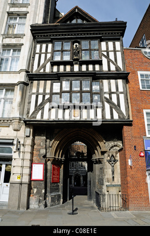 Le châtelet d'entrée de Saint Barthélemy la grande ville de London England UK Banque D'Images