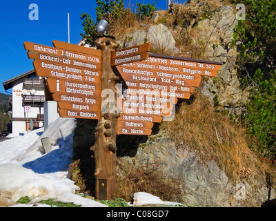 Dans le centre-ville un conseil avec des directions pour les différents endroits à Todtmoos, Forêt Noire, Baden Wurtemberg, Allemagne. Banque D'Images