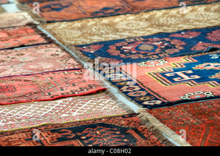 Sélection de tapis tissés à la main à l'extérieur d'une boutique, Boukhara, Ouzbékistan Banque D'Images