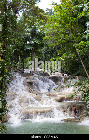 Young Woman commence à monter Dunn's River Falls à la Jamaïque. Banque D'Images