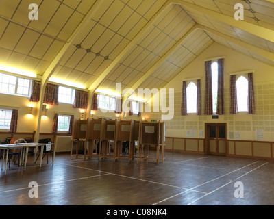 Élection générale mai 2010 isoloirs dans une église située en Angleterre Banque D'Images