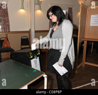 Première fois 18 ans adolescent plaçant les bulletins de vote dans l'Urne Élection générale mai 2010 Salle de l'Église en Angleterre Banque D'Images