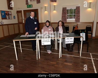 Les gens assis au bureau de scrutin dans la salle de l'Église Générale Mai 2010 Angleterre Banque D'Images