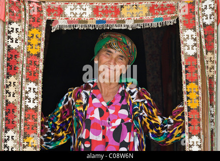 Portrait d'une femme en Uzbeki Uzbeki coloré robe de style. Boukhara, Ouzbékistan Banque D'Images