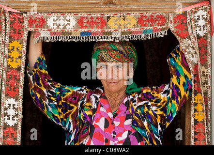 Portrait d'une femme en Uzbeki Uzbeki coloré robe de style. Boukhara, Ouzbékistan Banque D'Images