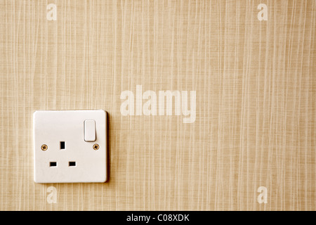 La norme britannique BS 1363 AC power socket à l'angle d'un mur Banque D'Images