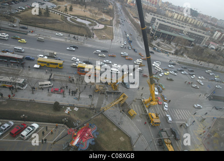 Accident de grue par miracle miracle personne n'a été blessé après cette grue a renversé et écrasé deux voitures. Les mauvaises conditions météorologiques et Banque D'Images