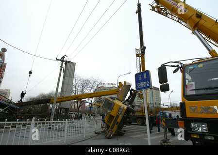 Accident de grue par miracle miracle personne n'a été blessé après cette grue a renversé et écrasé deux voitures. Les mauvaises conditions météorologiques et Banque D'Images