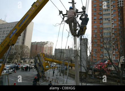 Accident de grue par miracle miracle personne n'a été blessé après cette grue a renversé et écrasé deux voitures. Les mauvaises conditions météorologiques et Banque D'Images