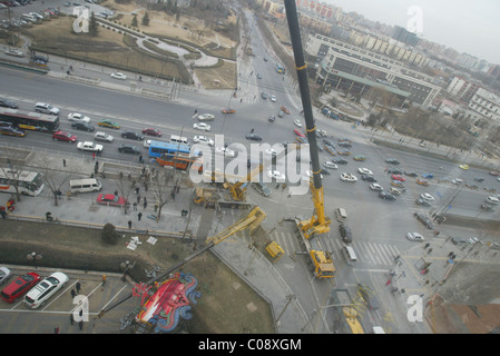 Accident de grue par miracle miracle personne n'a été blessé après cette grue a renversé et écrasé deux voitures. Les mauvaises conditions météorologiques et Banque D'Images