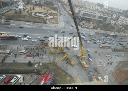 Accident de grue par miracle miracle personne n'a été blessé après cette grue a renversé et écrasé deux voitures. Les mauvaises conditions météorologiques et Banque D'Images