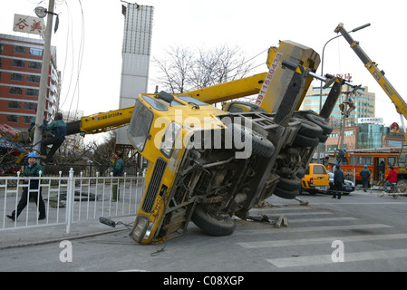 Accident de grue par miracle miracle personne n'a été blessé après cette grue a renversé et écrasé deux voitures. Les mauvaises conditions météorologiques et Banque D'Images