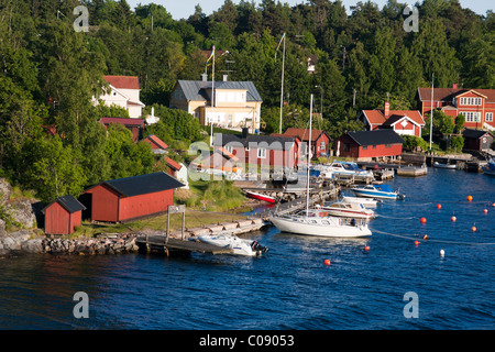 Voiliers amarrés dans un quartier résidentiel près de Stockholm, Suède. Banque D'Images