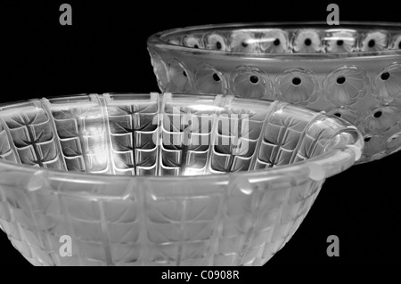 Image Monochcrome de deux bols de Lalique René Lalique la période, moulés avec designes stylisé en verre transparent et opalescent. Banque D'Images