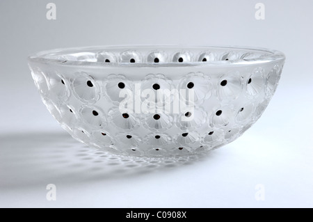 Un verre dépoli René Lalique (période) 'Nemours' bol, 10 pouces de diamètre, profondément moulées avec marguerites. Banque D'Images