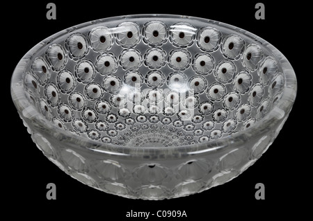 Un Laliqe français René 10 cm diam. Bol, 'Nemours', deepley moulés avec daisy stylisé de fleurs. Banque D'Images