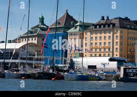 Volvo Ocean Race bateaux dans le port avec la vue panoramique sur la ville de Stockholm, la Suède en arrière-plan. Banque D'Images