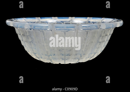 Un bol en verre opalescent par René Lalique, France, moulées avec un motif stylisé du blé. René Lalique période. Banque D'Images